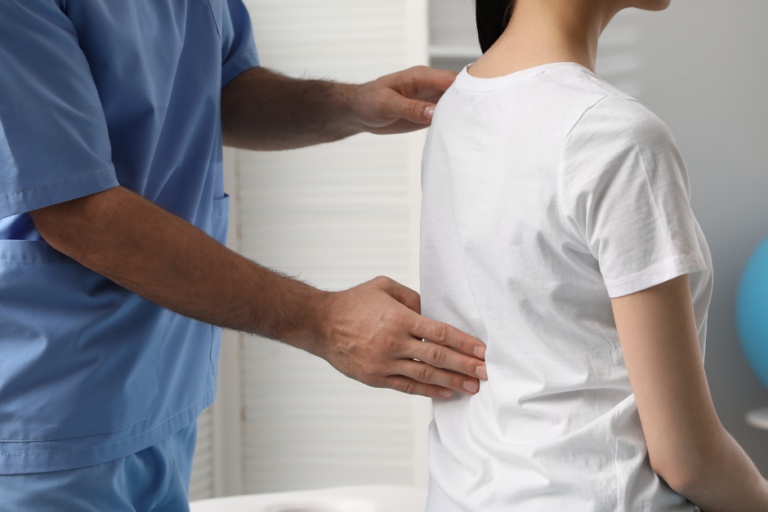 medico fisiatra esegue visita fisiatrica e riabilitazione