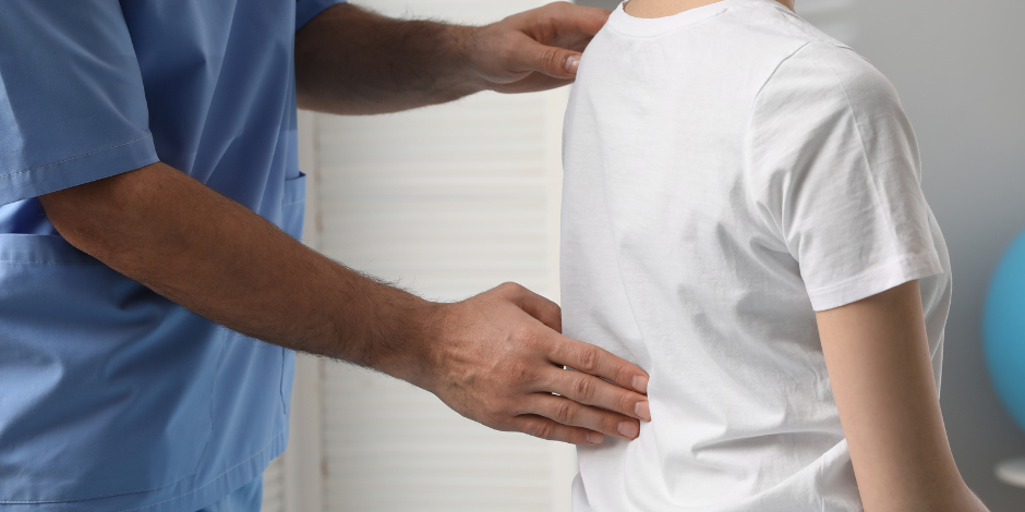 medico fisiatra esegue visita fisiatrica e riabilitazione